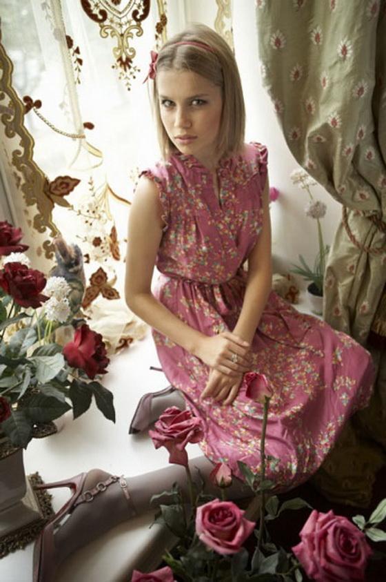 «Папина дочка» позирует на подоконнике