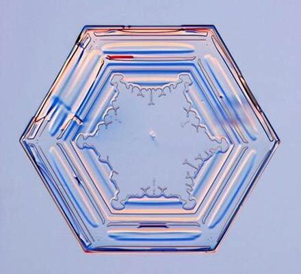 Снежинки под микроскопом: кресты, орбиты и НЛО. ФОТО