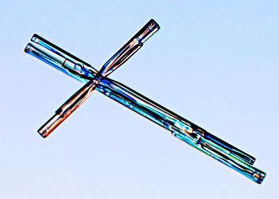 Снежинки под микроскопом: кресты, орбиты и НЛО. ФОТО