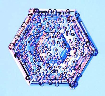 Снежинки под микроскопом: кресты, орбиты и НЛО. ФОТО