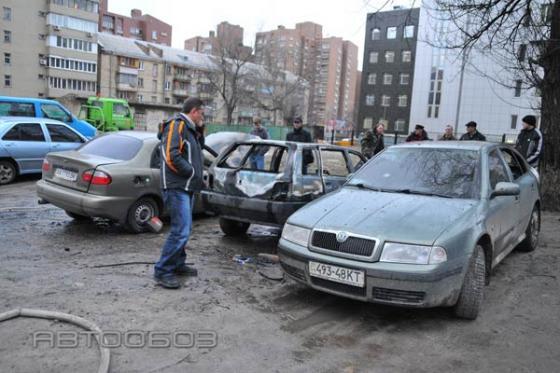 В центре Киева горят автомобили