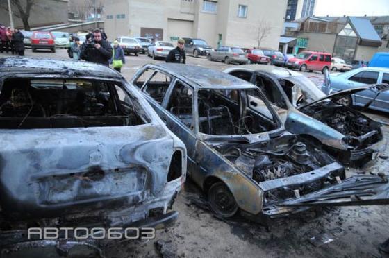 В центре Киева горят автомобили