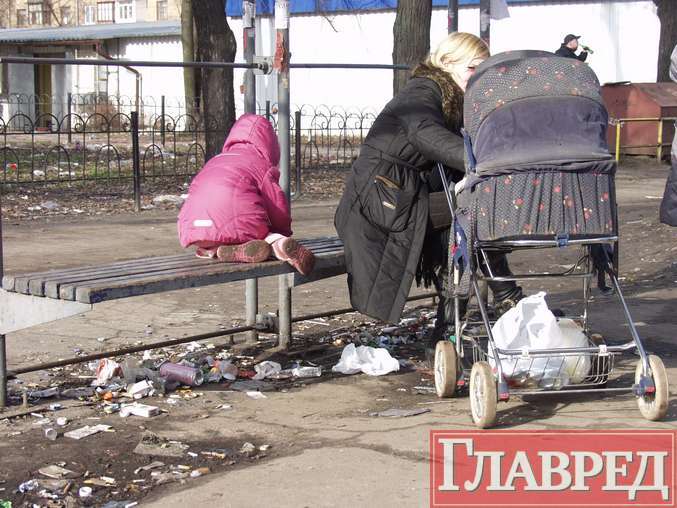 Ленинградскую площадь превратили в мусорник 