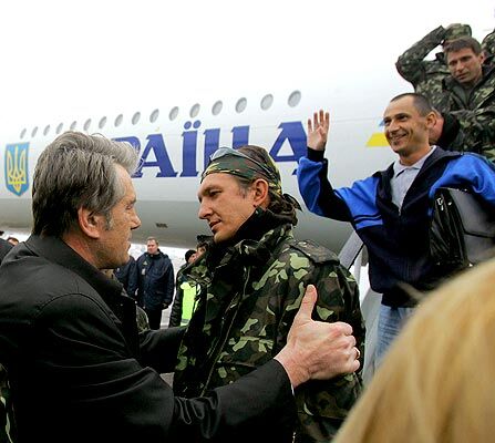 Президент зустрів екіпаж "Фаїни" у Борисполі