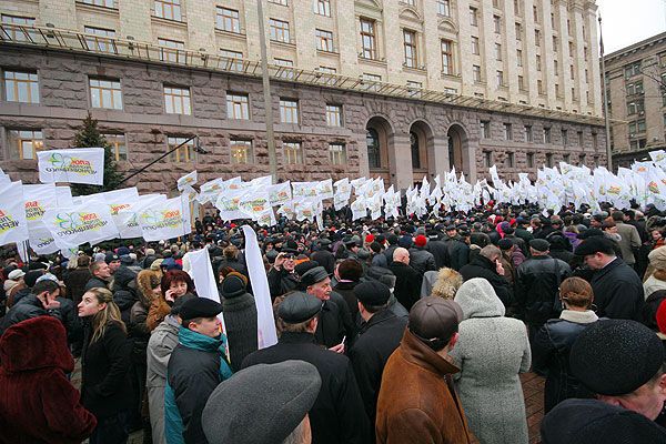 "Горячий" Черновецкий успокоил бабушек голосом (ВИДЕО)