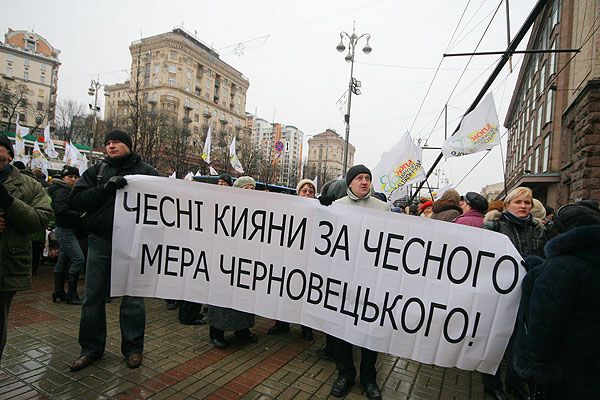 "Горячий" Черновецкий успокоил бабушек голосом (ВИДЕО)