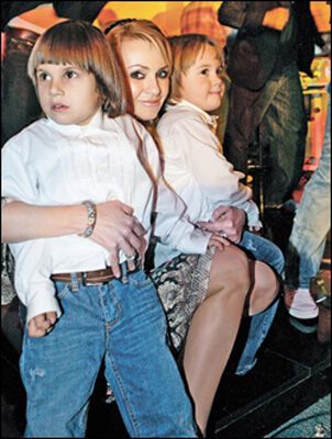 Дітей Рудковської оголосили в розшук