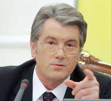 По Луганську буде роз'їжджати літак з фото Ющенко