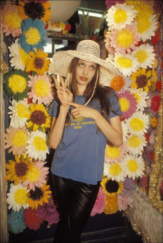 Юная Анджелина Джоли - дитя цветов