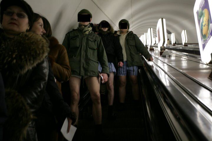 По киевскому метро разгуливали "голые" (ФОТО)
