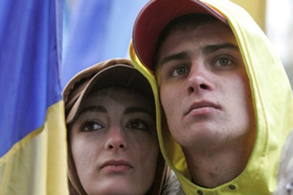Половина населения Украины стремится сменить страну