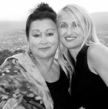 У Суркиса первая жена дружит с третьей, а дочь не красится