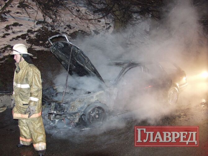 На улице Отто Шмидта авто сгорело как спичка