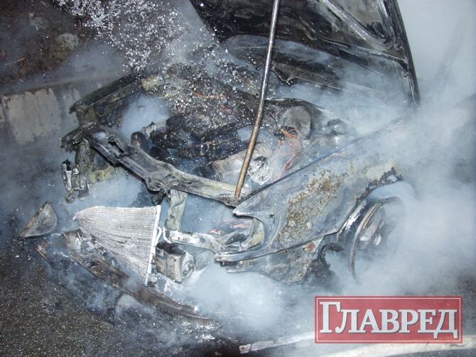 На улице Отто Шмидта авто сгорело как спичка