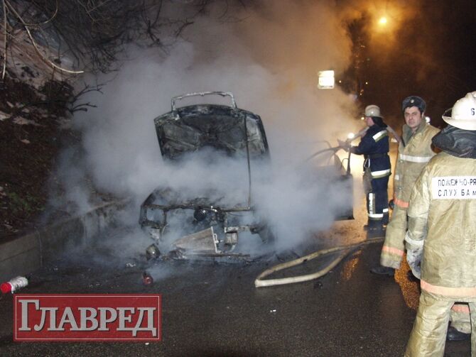 На улице Отто Шмидта авто сгорело как спичка