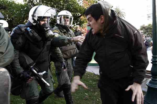 В Афінах влаштували погром біля редакції газети