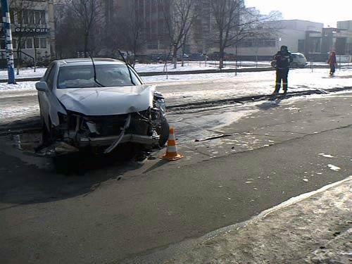 В Киеве Lexus на полном ходу снес бетонный столб