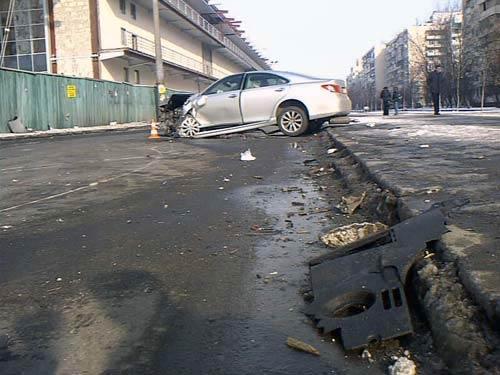 В Киеве Lexus на полном ходу снес бетонный столб