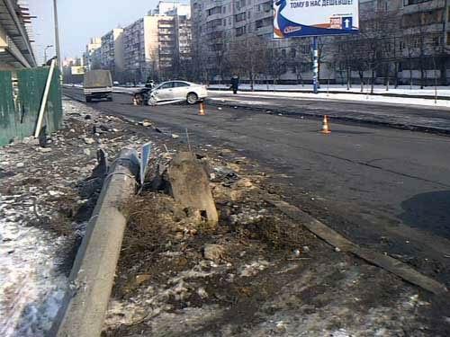 В Киеве Lexus на полном ходу снес бетонный столб