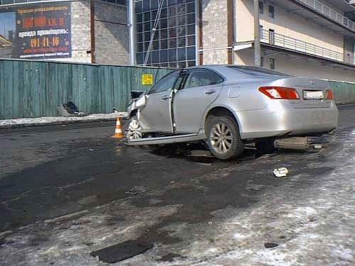 В Киеве Lexus на полном ходу снес бетонный столб