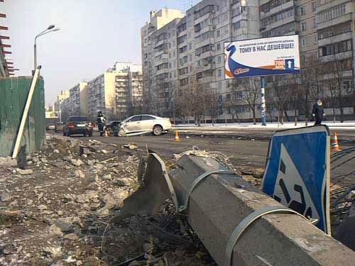 В Киеве Lexus на полном ходу снес бетонный столб