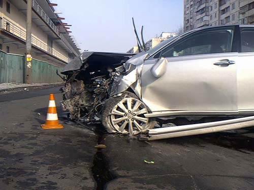 В Киеве Lexus на полном ходу снес бетонный столб