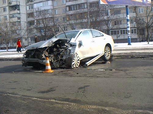 В Киеве Lexus на полном ходу снес бетонный столб