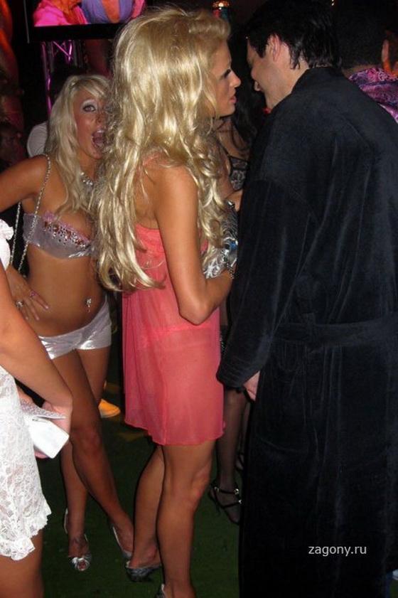 Пэрис Хилтон пришла на вечеринку в ночнушке