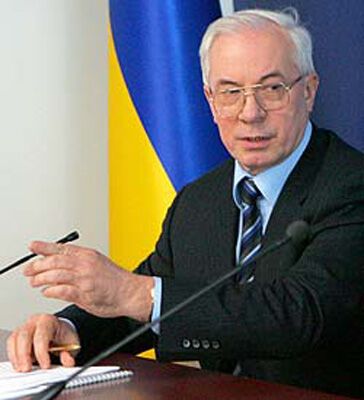 Азаров предложил Тимошенко "махнуться" местами