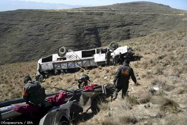 В Колумбии автобус упал в 120-метровую пропасть