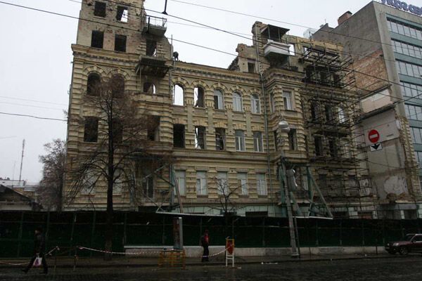 В центре Киева рушат здание