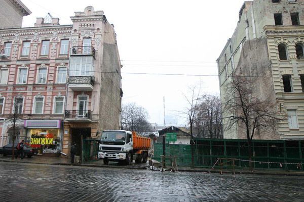 В центре Киева рушат здание