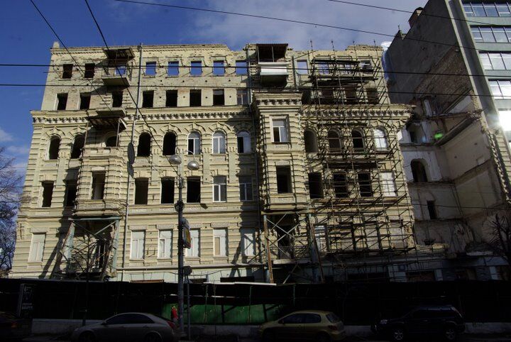 В центре Киева рушат здание