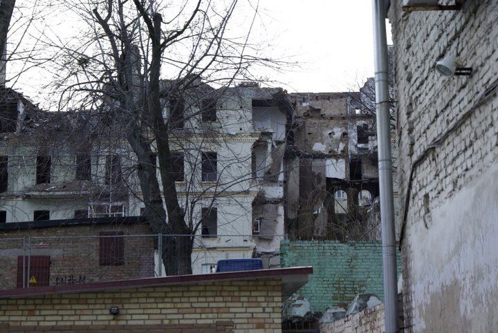 В центре Киева рушат здание