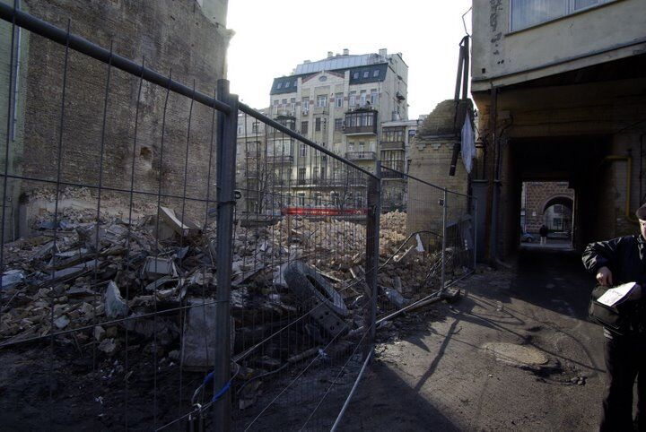 В центре Киева рушат здание