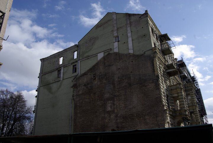 В центре Киева рушат здание