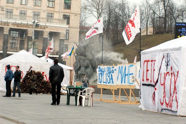 На Майдане разгромили палатки Геть усіх
