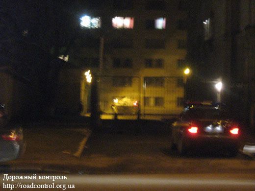 БТР возле посольства РФ напугал киевлян (ВИДЕО)