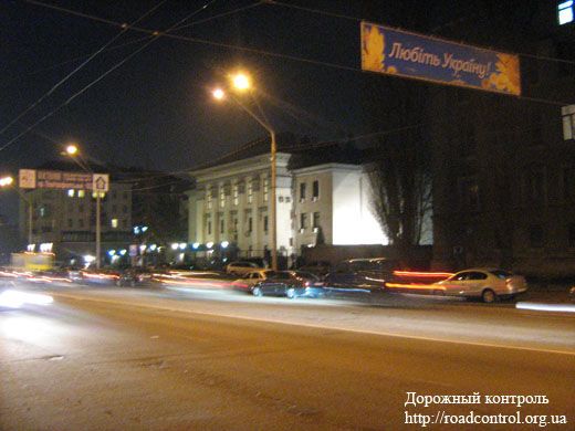 БТР возле посольства РФ напугал киевлян (ВИДЕО)