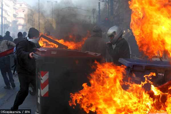 В Афінах підпалили банк і магазин