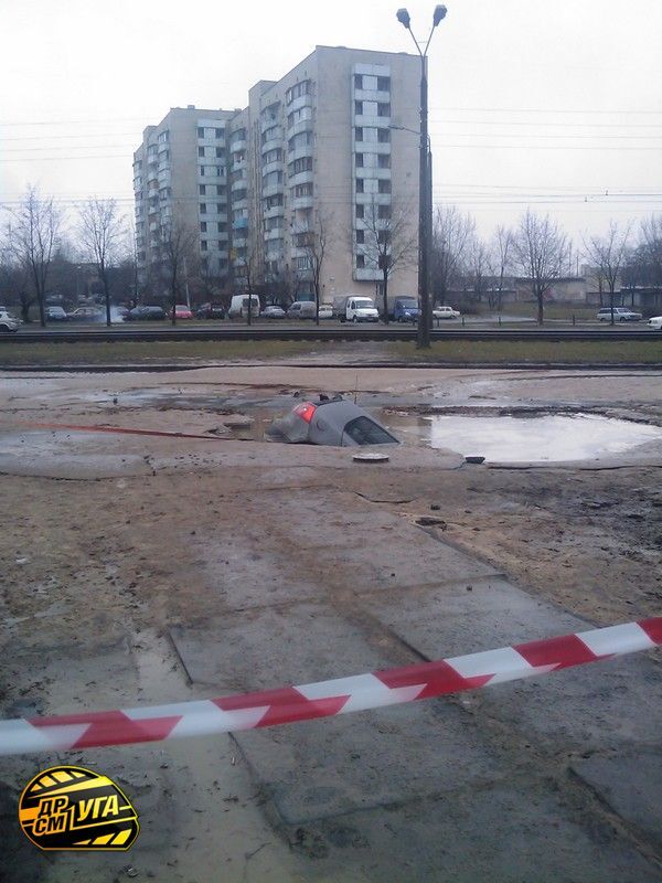 На улице Симиренко утонула иномарка (ВИДЕО)