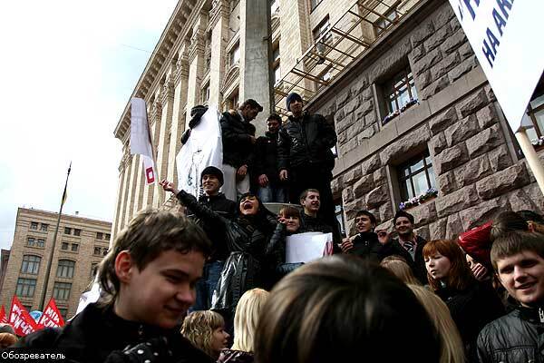 Перші зіткнення на Хрещатику: міліція відтіснила людей