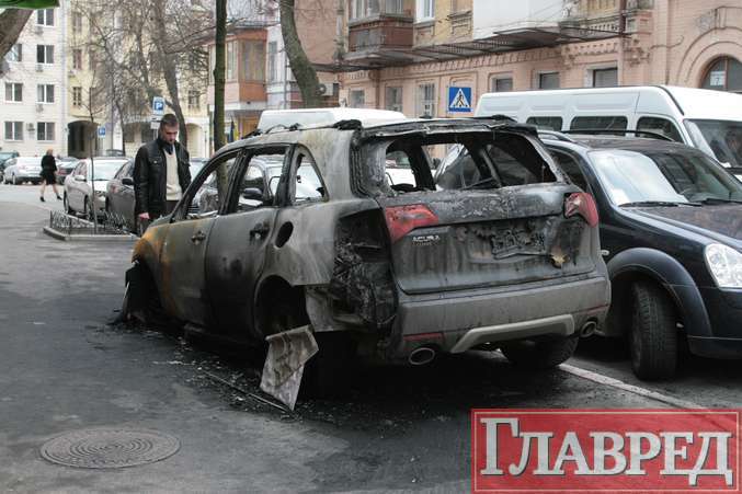В центре Киева сгорел элитный джип