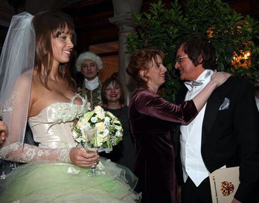 Дибров пригласил журналистов на первую брачную ночь