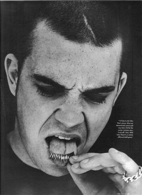 Робби Уильямс приспустил трусы (Фоторепортаж) на «ШоуОбозе»