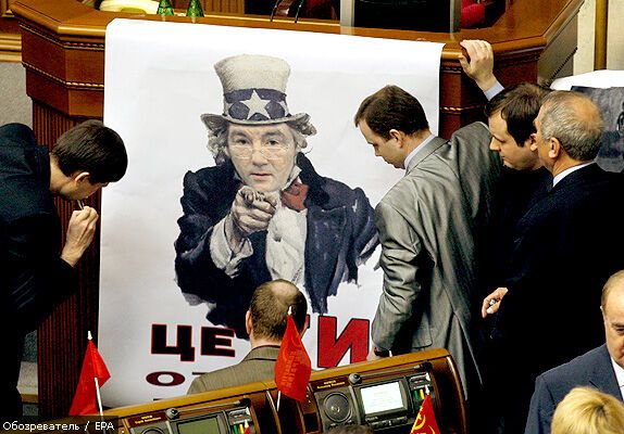 КПУ и ПР вывесили в Раде карикатуры на Ющенко 