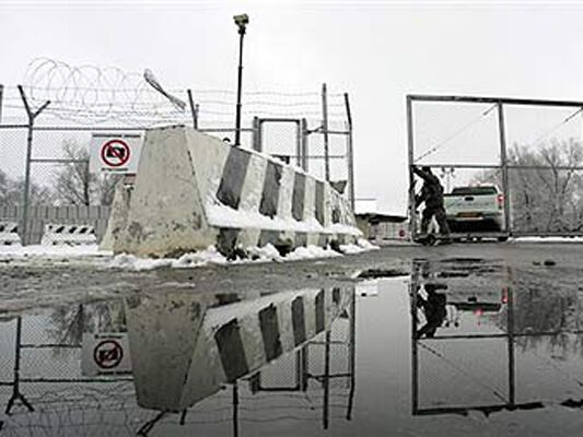 Киргизия разорвала соглашение по "Манасу" с 11 странами