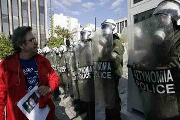 Демонстранты в Афинах разнесли витрины двух банков