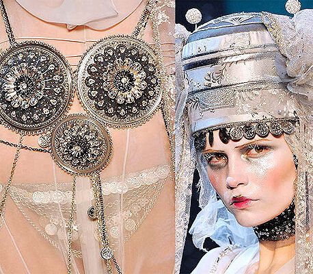 John Galliano на Паризькому Тижні моди: фрагменти нарядів
