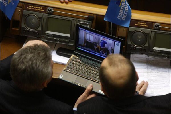 Пока Рада назначала выборы, регионалы смотрели кино
